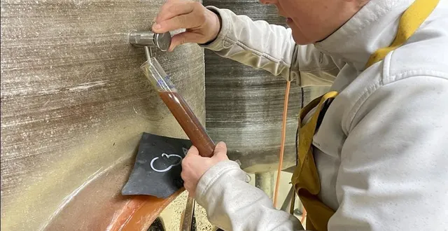 photo  sophie ammann mesure la densité du jus en fermentation dans les nouvelles cuves.  &copy;  le maine libre 