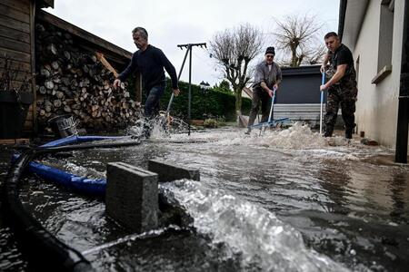 photo À Argences (Calvados), samedi 25 janvier 2025, les habitants s’entraident pour évacuer l’eau. De nouvelles crues sont attendues dimanche en Bretagne, Pays de la Loire et Normandie. Martin ROCHE / Ouest-France 