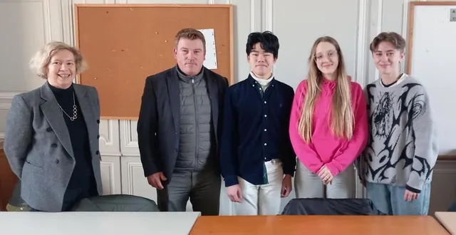 photo  de gauche à droite christèle ada, coordinatrice, thomas gagez, directeur d’établissement, saku yamaguchi, emese mako et chase murphy.  &copy;  ouest-france 