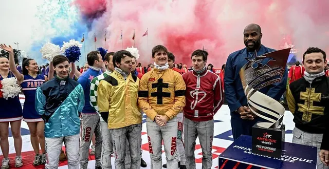 photo  le champion olympique de judo teddy riner était l’invité surprise du prix d’amérique legend race. à gauche, avec la casaque bleue, benjamin rochard, 6e dans le prix d’amérique 2025.  &copy;  martin roche / ouest-france 