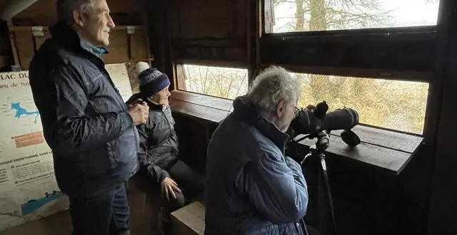 photo  la tessoualle, observatoire du verdon, dimanche 26 janvier. au côté de claude (au premier plan), jean-robert et thérèse ont observé les oiseaux.  &copy;  co - fabien leduc 