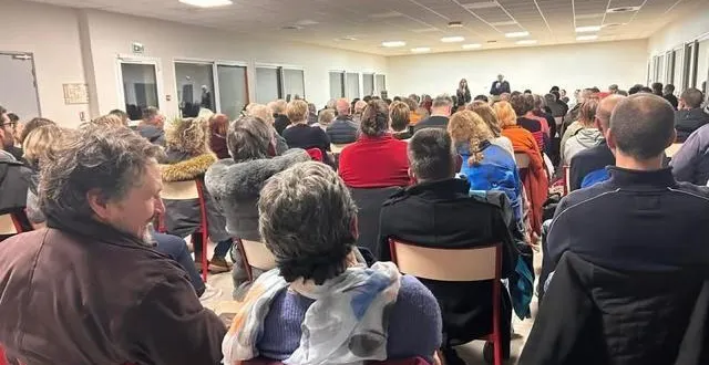 photo  une population à l’écoute des vœux de la maire de passais-villages.  &copy;  ouest-france 