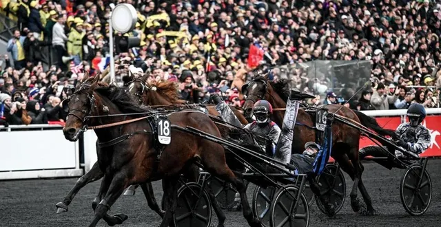 photo  clément duvaldestin peut laisser éclater sa joie en faisant le v de la victoire avec ses deux jambes. idao de tillard lui offre un deuxième succès consécutif dans le prix d’amérique.  &copy;  martin roche / ouest-france 