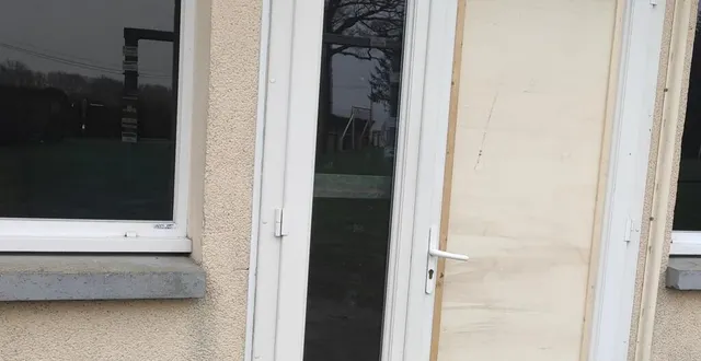 photo  la vitre de la porte d’entrée du bar du foot a été fracturée  &copy;  ouest-france 