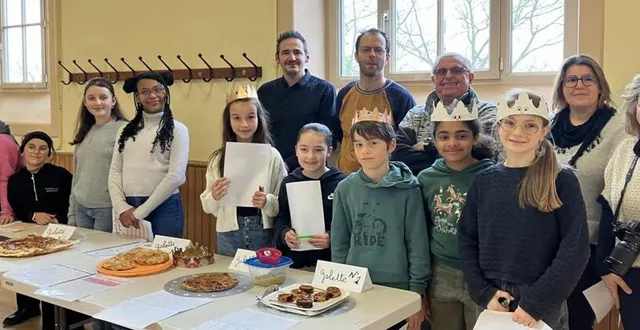 photo  parents et enfants devant leurs réalisations lors du concours de galettes des rois.  &copy;  co 