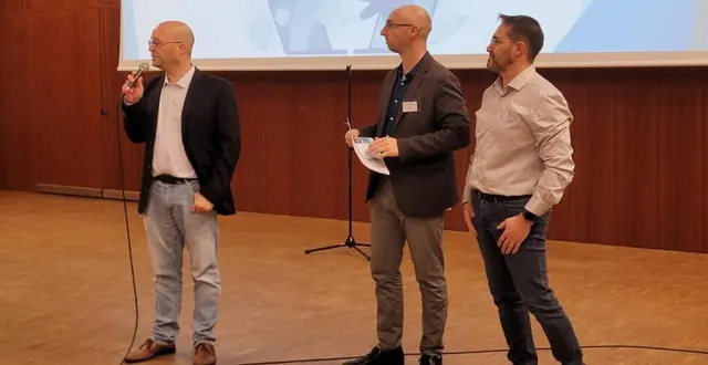 photo  franck poquin, maire au micro, yann lhumeau, délégué à la vie économique et dominique viejo, délégué au numérique ont développé et proposé l’application intramuros.  &copy;  co 