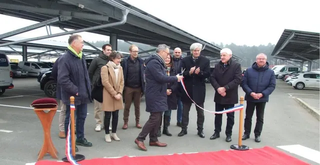 photo  l’inauguration a eu lieu devant les ombrières des parkings.  &copy;  ouest-france 