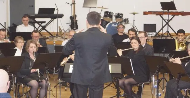 photo  samedi soir, l’harmonie musiqu’en maine organisait un concert à la salle des fêtes. plus d’une trentaine de musiciens étaient sous la houlette de rénald villoteau. les morceaux joués étaient entrecoupés par les prestations des élèves de l’école de musique.  &copy;  ouest-france 