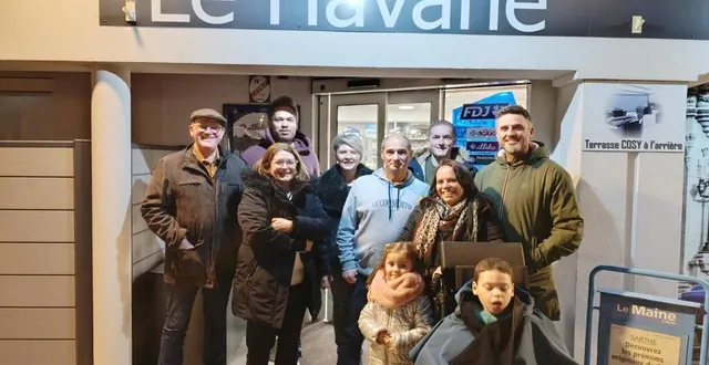 photo  les organisateurs ont remis le chèque à l’association mardi dernier.  &copy;  le maine libre 