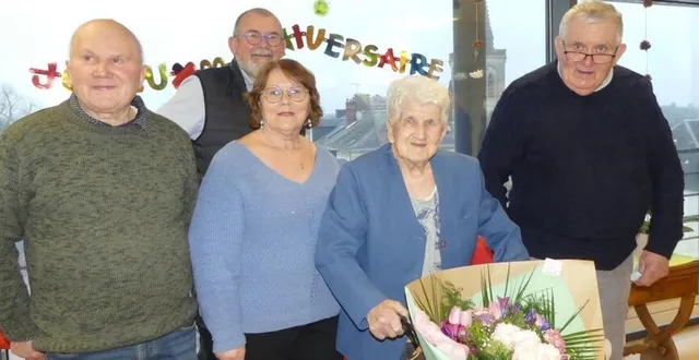 photo  simone baglan a célébré ses 100 printemps, entourée de ses enfants et du personnel de l’ehpad de vibraye.  &copy;  le maine libre 