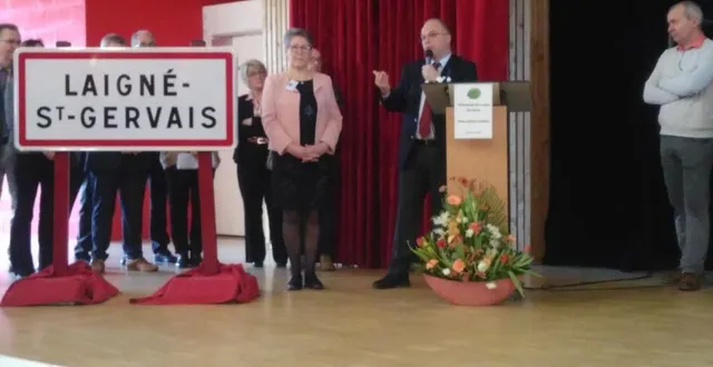 photo  nathalie leroy-duprey, maire de laigné-saint-gervais, au côté d’emmanuel aubry, préfet, inaugure les panneaux de la nouvelle commune.  &copy;  le maine libre 
