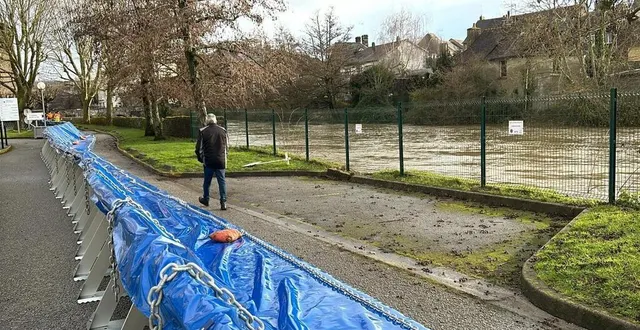 photo  le long de la sarthe, un barrage anti-crue de 200 m a été installé à l’hôpital d’alençon par la sécurité civile.  &copy;  ouest-france 