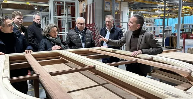 photo  guillaume garenne, directeur général adjoint (à droite), présente l’une des fenêtres réalisées dans l’atelier des menuiseries bourneuf. elle sera installée à l’hôtel de police de nice.  &copy;  ouest-france 