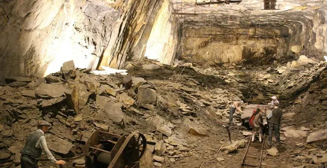 photo  la visite de la mine bleue permet de plonger au cœur d’une ancienne mine d’ardoise en activité au début du xxe siècle.  &copy;  co – joël audouin 