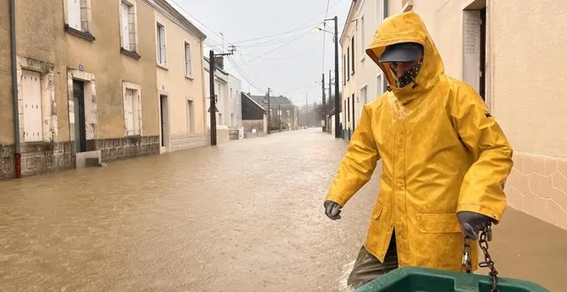 photo  loïc dussault devait permettre aux habitants de traverser le quartier de saint-aubin-du-pavoil, à segré (maine-et-loire) pendant la crue.  &copy;  ouest-france 