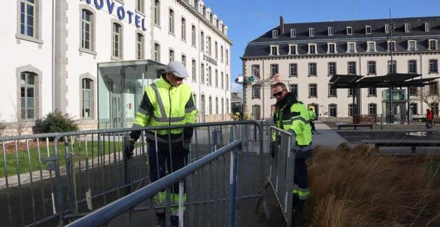 photo  les agents de la ville de saint-brieuc ont installé 300 m de barrières, pour sécuriser l’entrée et l’accès au novotel, où sont hébergés les joueurs et le staff du real madrid.  ©  ouest-france 