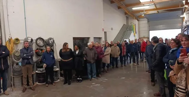 photo  à gauche, le président de la cdc vam, sébastien gourdel, aux côtés du président d’elairgie, david quandieu, des personnels, d’élus et de clients de l’entreprise.  &copy;  ouest-france 