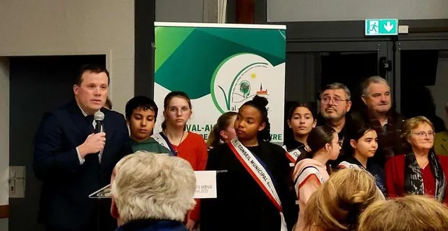 photo  les deux maires de val-au-perche, sébastien thirouard et léla felix pour le cmj.  &copy;  ouest-france 