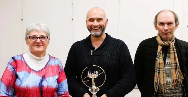 photo  emmanuel durand (au centre), entouré de marc louveau et brigitte leroux, forme le trio gagnant de cette 30e édition du tournoi.  &copy;  le maine libre 