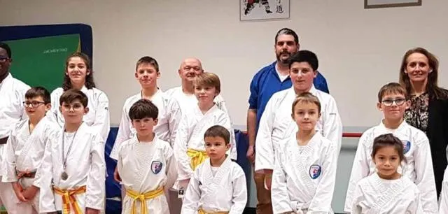 photo  les jeunes karatékas de bonnétable, entourés des représentants du club et des officiels lors de la remise des médailles à luis et timéo, après leurs belles performances en compétition.  &copy;  le maine libre 