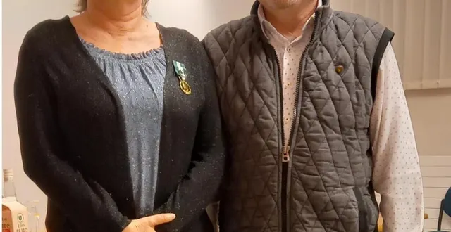 photo  magali lelasseux et le maire luc-marie faburel.  &copy;  le maine libre 