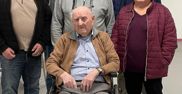 photo  andré pellerin, entouré des membres du bureau de la société, à l’occasion de ses 100 ans, en 2023.  &copy;  document remis 