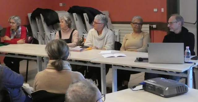 photo  yves rabant (à droite), nathalie goncalves, secrétaire, florence boulay, corinne chevreau, trésorière adjointe, patricia paris lors de l’assemblée générale.  &copy;  ouest-france 