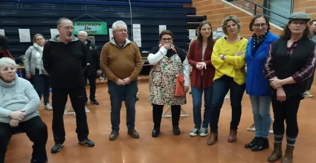 photo  les lauréats accompagnés entre autres de la directrice du rpi (en jaune), delphine lavannier.  &copy;  ouest-france 