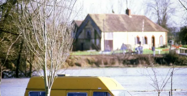 photo  plusieurs véhicules avaient été piégés par la montée des eaux en 1995.  &copy;  photo illustration le maine libre 