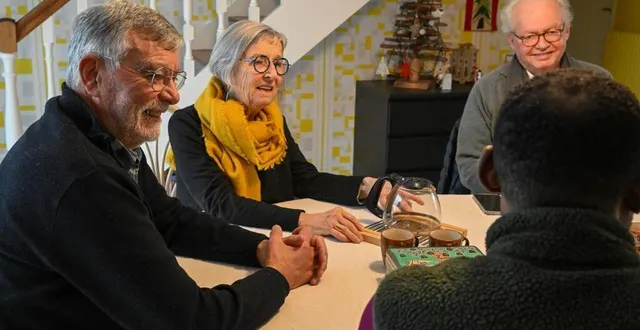 photo  paul et marie-noëlle abline (à gauche) ont accueilli yannick (de dos) aux ponts-de-cé, par l’intermédiaire de gilles vanbremeersch, référent de jrs angers.  &copy;  co – laurent combet 