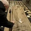 photo  le gisant de dom guéranger repose dans la crypte de l’église abbatiale à solesmes. 