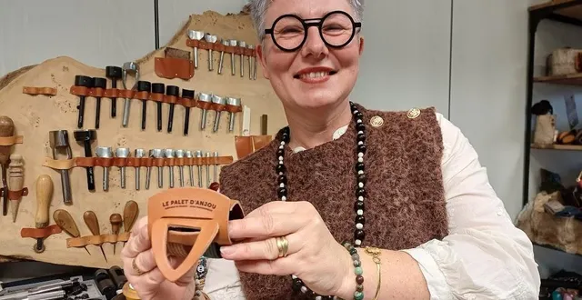 photo  karine huon et le palet d’anjou dans son atelier koga, à saint-aubin-de-luigné.  &copy;  ouest-france 
