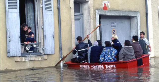 photo  les habitants de l’avenue olivier heuzé avaient été secourus par les sapeurs-pompiers sur des embarcations de sauvetage.  &copy;  archives le maine libre - denis lambert 