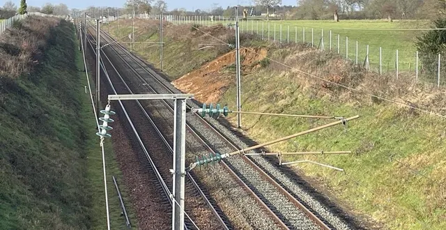 photo  ce mardi 28 janvier 2025, un talus s’est effondré le long des voies de chemin de fer, entre les communes d’avoise et de juigné-sur-sarthe.  &copy;  ouest-france 