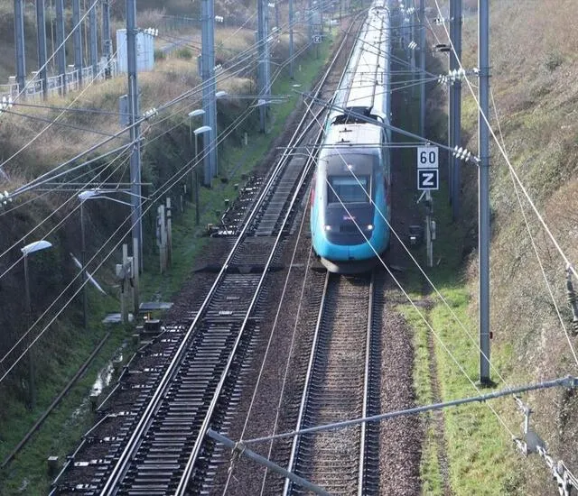 photo à la sortie de sablé-sur-sarthe en direction de juigné-sur-sarthe, les trains roulent au ralenti comme ce ouigo qui vient de quitter la gare de sablé-sur-sarthe.  ©  ouest-france