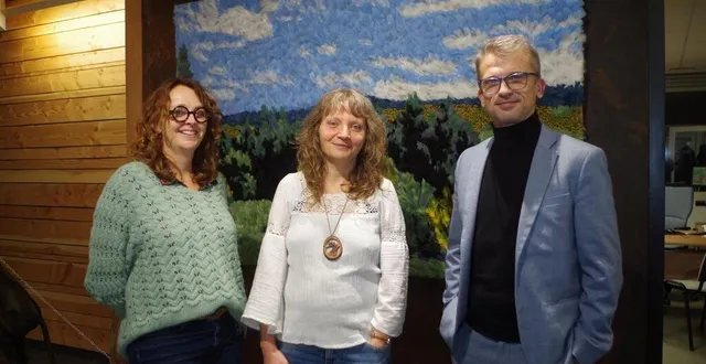 photo  katarina kudelova, entourée de céline chiron, professeur d’arts plastiques et de julien frenal, principal du collège.  &copy;  le maine libre 