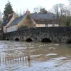 photo la vègre est plus que sortie de son lit à asnières-sur-vègre où les arches du pont médiéval voient défiler des mètres cubes d’eau.