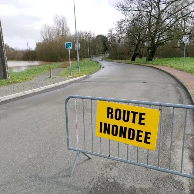 photo la ville de sablé-sur-sarthe a mis en place des interdictions de circuler dans les lieux menacés par les crues de la vaige et de la sarthe comme ici avenue de bückburg.  ©  ouest-france