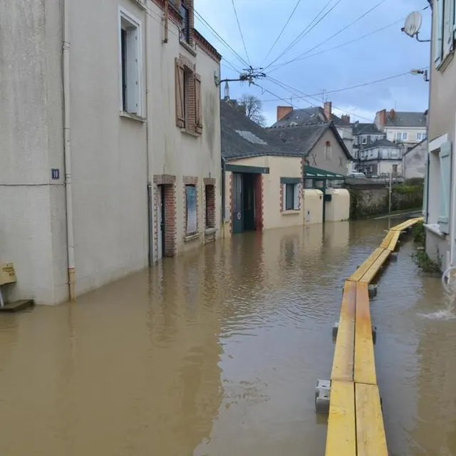 photo la verzée est, elle aussi, sortie de son lit, obligeant les services techniques de segré-en-anjou bleu à créer des passages sur parpaings.  ©  ouest-france / thierry huguenin