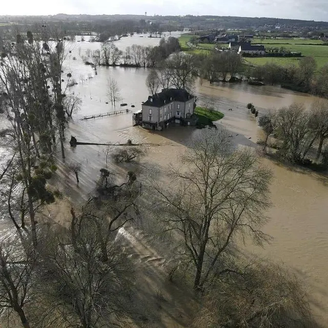 photo dans la campagne autour de segré, des habitations se retrouvent isolées, cernées par la crue de l’oudon.  ©  ouest-france / thierry huguenin