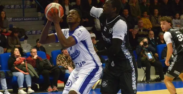 photo  johan grebongo (en blanc) et quimper ont battu le rennes de cheick sekou conde.  &copy;  alain vermeulen 