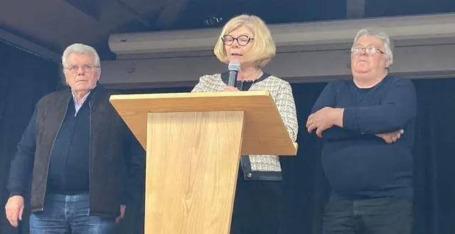 photo  amélie delaunay, maire, entourée de ses adjoints, jean-louis ribot et jean-pierre boirel.  &copy;  ouest-france 