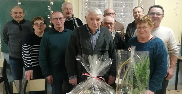 photo  les membres du comité des fêtes de vergonnes ont remercié émile et marie-dominique lesourd, au 1er plan.  &copy;  co 