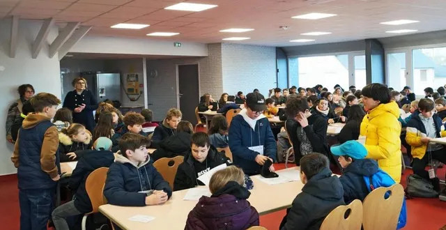 photo  après les consignes données par julie vincent, les élèves, par groupe de cinq,  se lancent dans les différents ateliers pour résoudre les énigmes.  &copy;  ouest-france 