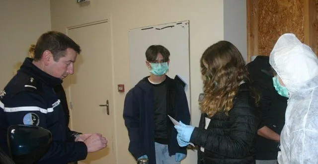 photo  l’adjudant-chef william charrière fait découvrir aux jeunes les bases de la police scientifique.  &copy;  le maine libre 