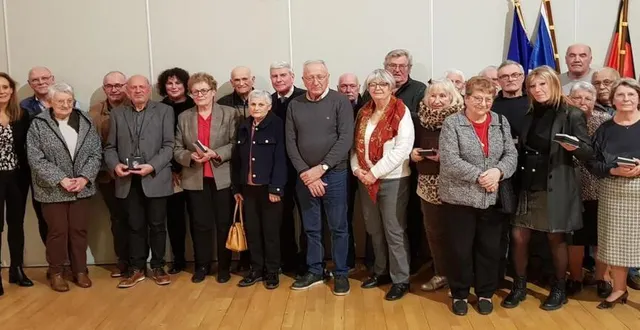photo  les nouveaux ambassadeurs de bonnétable aux côtés de leurs parrains, lors de la remise des médailles du sénat.  &copy;  le maine libre 