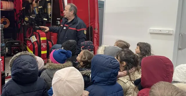 photo  le capitaine laurent bougeant a présenté aux jeunes élèves le matériel et le fonctionnement d’une caserne.  &copy;  le maine libre 