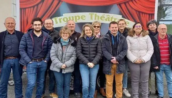 photo  les comédiens de la troupe théâtrale de la ville aux clercs sur les planches samedi.  &copy;  collection privée 