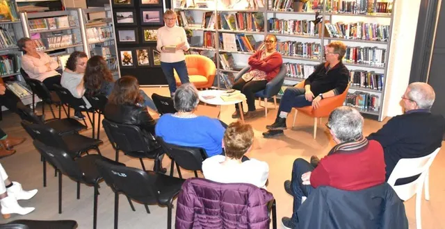 photo  dans la chaude ambiance d’une bibliothèque débordante de livres, les conteurs se sont succédé. rimbaud, la fontaine et giono ont été les héros d’une nuit de la lecture ouverte à tous et profondément littéraire.  &copy;  co 