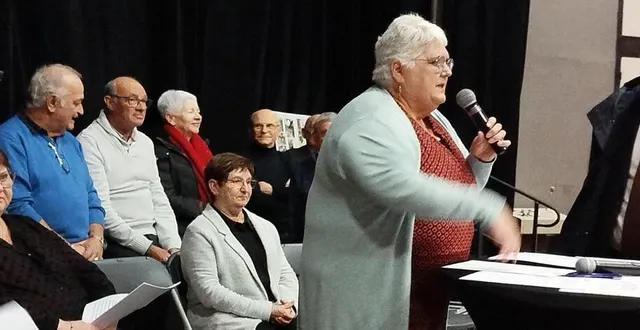 photo  josiane doire et les membres du bureau ont innové dans l’organisation de l’assemblée générale avec la mise en place d’un pupitre.  &copy;  le maine libre 
